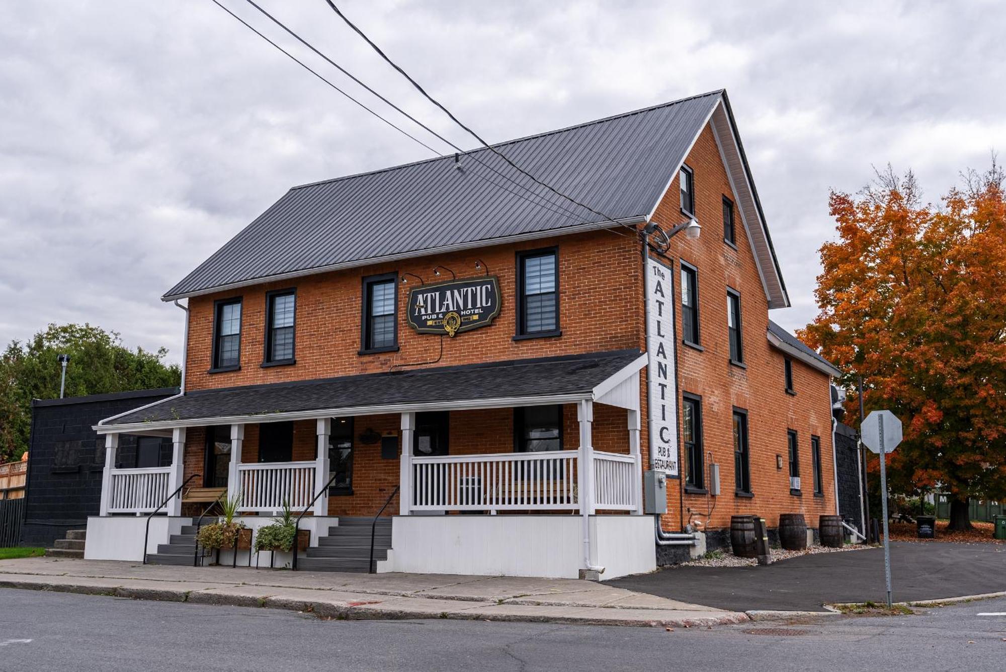 Atlantic Pub & Hotel Glen Robertson Exterior photo